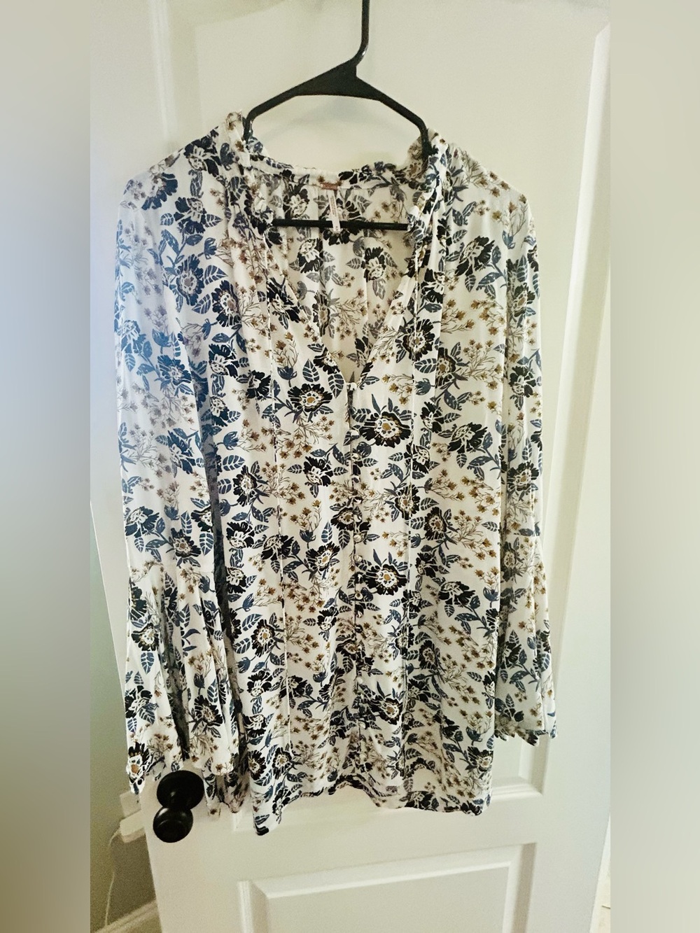 Free People White Floral Long-Sleeve V-Neck Button Down Top - M